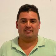 Me recomendaron el doc Javier por una hernia discal lumbar. El dolor bajaba hasta el pie y la única opción con el médico fue de operar la columna. Ya casi se ha ido el dolor completamente y lo mejor es que ya estoy otra vez trabajando.