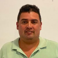 Me recomendaron el doc Javier por una hernia discal lumbar. El dolor bajaba hasta el pie y la única opción con el médico fue de operar la columna. Ya casi se ha ido el dolor completamente y lo mejor es que ya estoy otra vez trabajando.