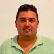 Me recomendaron el doc Javier por una hernia discal lumbar. El dolor bajaba hasta el pie y la única opción con el médico fue de operar la columna. Ya casi se ha ido el dolor completamente y lo mejor es que ya estoy otra vez trabajando.